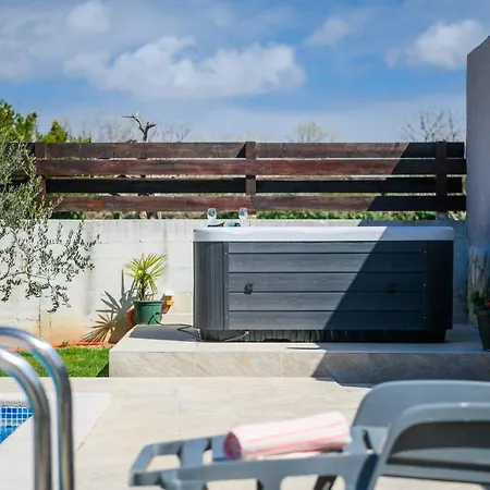 Villa Bobo Family House With Pool *