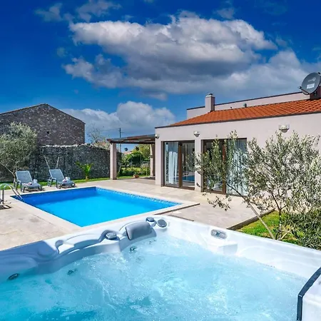 Bobo Family House With Pool Vodnjan
