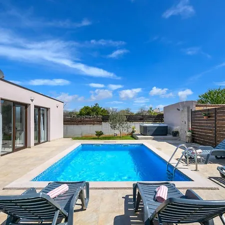 Villa Bobo Family House With Pool *