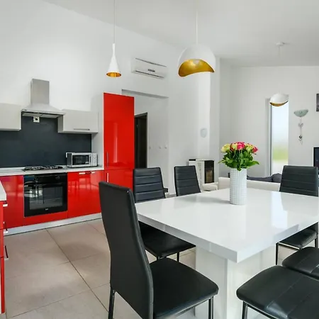 Bobo Family House With Pool Vila