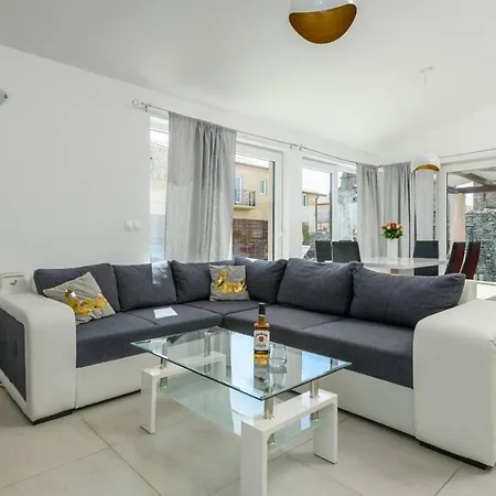 Bobo Family House With Pool Vila