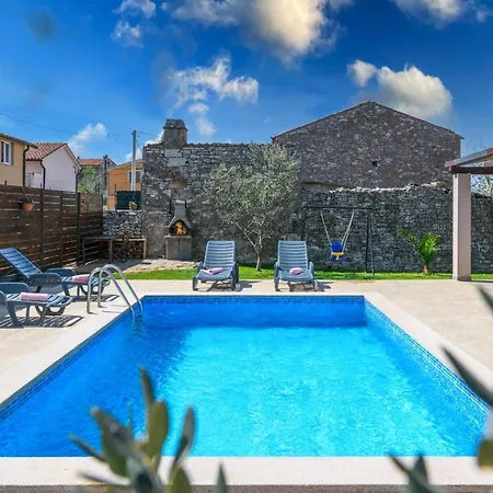 别墅 Bobo Family House With Pool