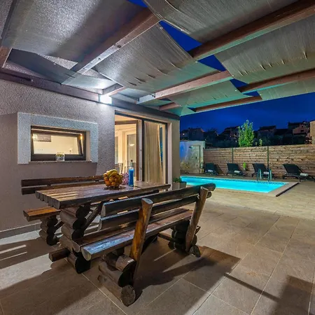 Bobo Family House With Pool Vila Vodnjan