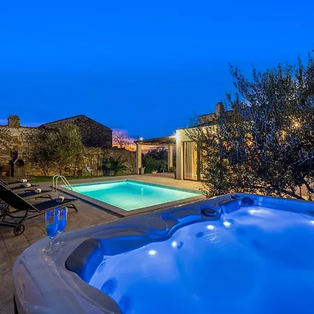 Bobo Family House With Pool Vila