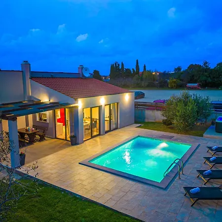 Bobo Family House With Pool Vodnjan